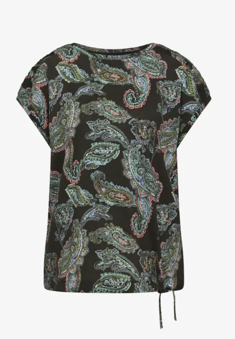 Locker geschnittenes schwarzes T-Shirt mit buntem Paisley-Muster, kurzen Ärmeln und seitlichen Kordelzügen.