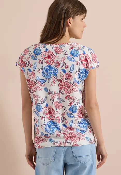 Shirt met korte mouwen, boothals en rimpels vanilla white Vrouw van achteren in een wit t-shirt met rood-blauw bloemenpatroon en een spijkerbroek.
