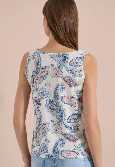 Weißes ärmelloses Top mit pastellfarbenem Paisley-Muster, Rückansicht an einem Model.