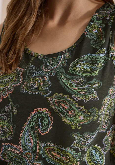 Schwarzes Damenoberteil mit farbigem Paisley-Muster in Grün, Blau, Orange und Türkis.