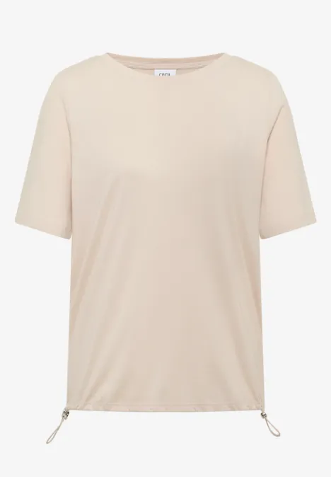 Ein schlichtes, beigefarbenes T-Shirt mit kurzen Ärmeln und Kordelzug am Saum.