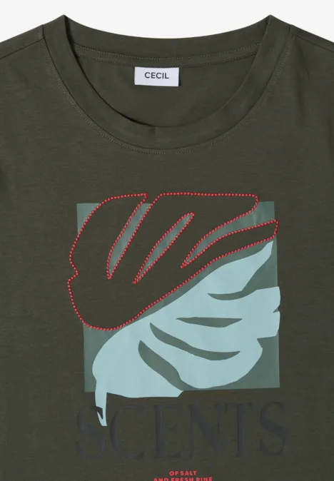 Olivgroen T-shirt met abstract bladerenpatroon in lichtgroen en rode lijnen.