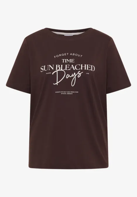 Braunes T-Shirt mit Rundhalsausschnitt und weißem Schriftzug 'Forget About The Time Sun Bleached Days'.