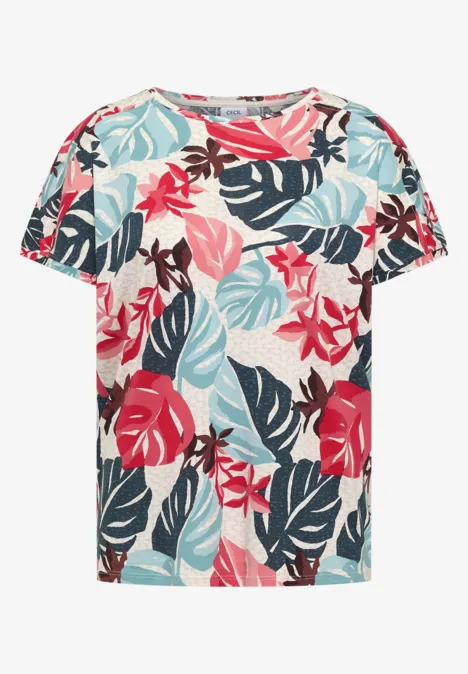Ein kurzärmeliges T-Shirt in Creme mit buntem tropischem Blätterdruck in Rot, Blau, Mint und Braun.