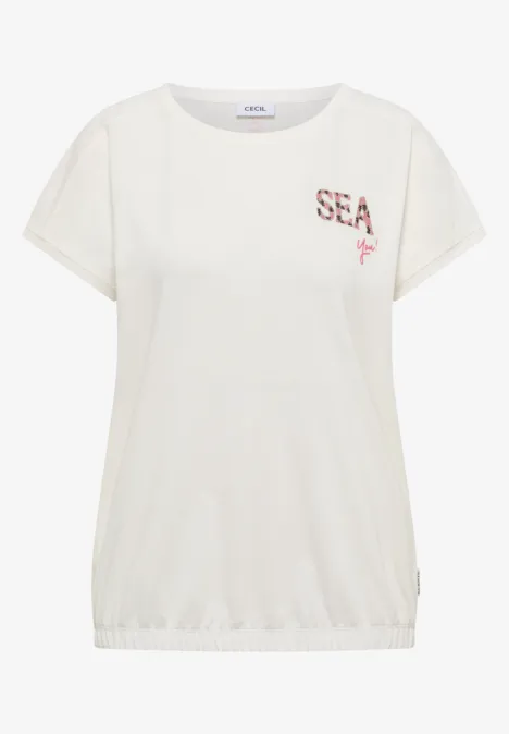 T-Shirt mit Rundhals und Embroidery vanilla white Weißes kurzärmeliges Shirt mit roten Buchstaben SEA und kleinem Seestern-Motiv auf der Brust.