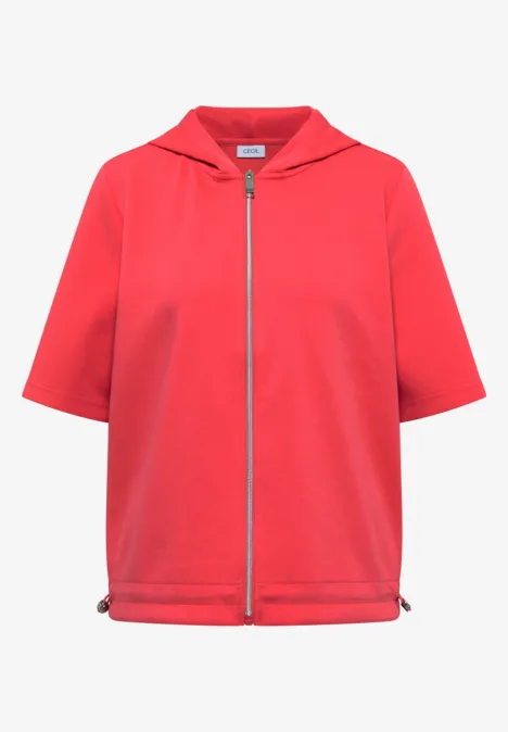 Rote Kapuzenjacke mit Reißverschluss und kurzen Ärmeln.