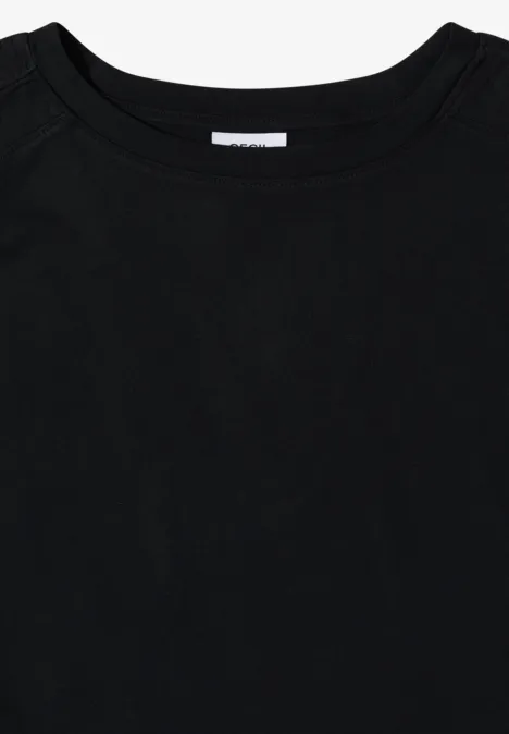 Een eenvoudig zwart T-shirt zonder opdruk.