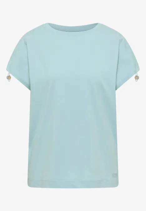 Hellblaues Kurzarmshirt mit Perlenbesatz an den Ärmeln.