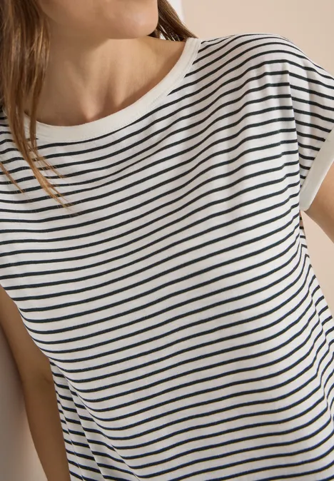 Nahaufnahme eines weißen, locker geschnittenen T-Shirts mit feinen schwarzen Querstreifen.