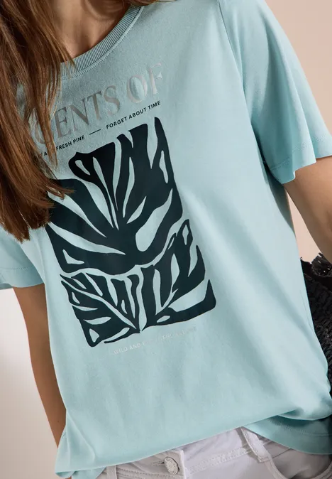 T-Shirt mit Rundhals und Frontprint crystal mint Eine Person trägt ein hellblaues T-Shirt mit schwarzem Zebra-Print und kurzen Ärmeln.