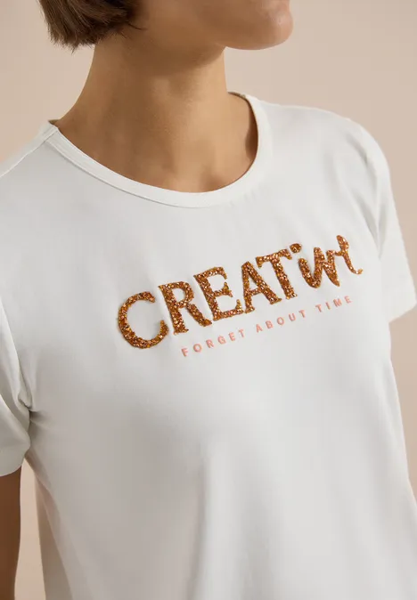Weiße T-Shirt mit braunem Schriftzug 'CREATIV' und kleinem 'FORGET ABOUT THEM'