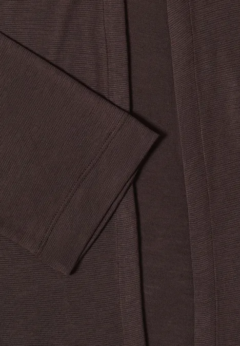 Veste ouverte en couleur unie avec manches 3/4 brown cacao Tissu en maille brun foncé d’un vêtement, manche et bord d’ouverture visibles.