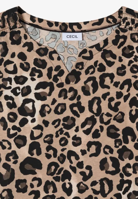 Beiges T-Shirt mit schwarzem Leopardenmuster und Rundhalsausschnitt.