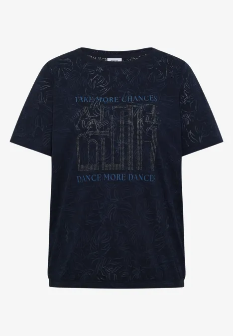 Dunkelblaues T-Shirt mit Paisley-Muster und blauem Schriftzug 'Think More Change, Dance More Dance'.