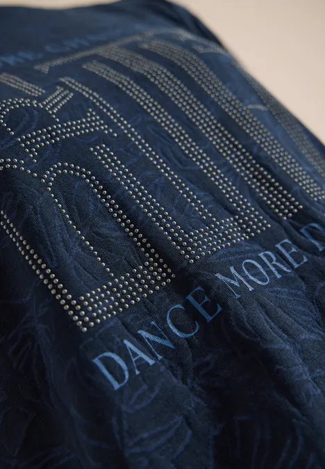 Shirt met burn-out look universal blue Donkere stof close-up met gestippeld patroon en opdruk ‘DANCE MORE’