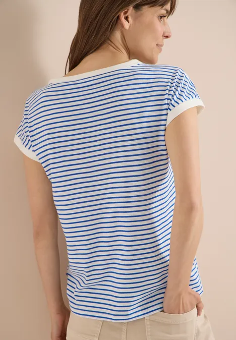 T-Shirt mit Boat Neck und Streifen surf blue Eine Frau in blau-weiß gestreiftem T-Shirt, von hinten aufgenommen.