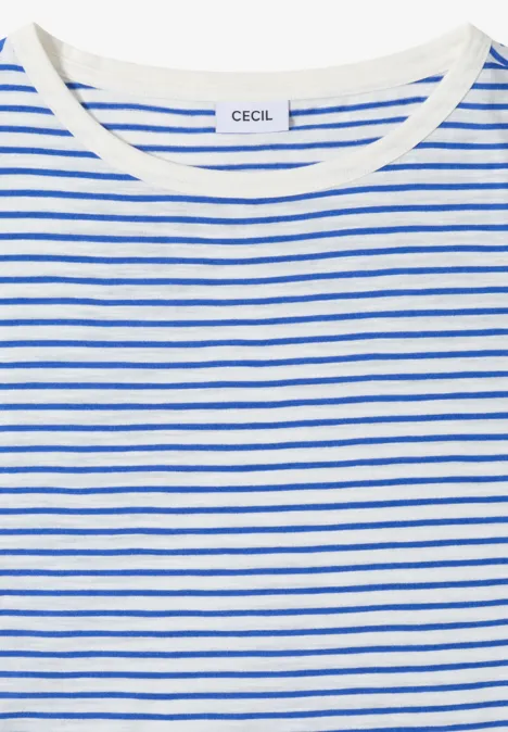 T-Shirt mit Boat Neck und Streifen surf blue Weißes Shirt mit schmalen blauen Streifen und Rundhalsausschnitt.