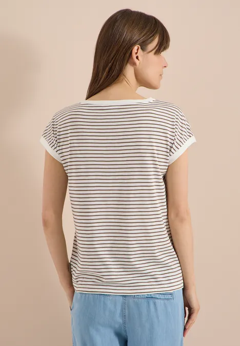 T-Shirt mit Boat Neck und Streifen urban taupe Frau von hinten in gestreiftem T-Shirt und hellblauen Hosen vor neutralem Hintergrund