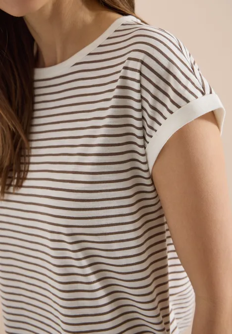 T-Shirt mit Boat Neck und Streifen urban taupe Detailaufnahme einer Frau im weiß-braun gestreiften T-Shirt mit umgeschlagenem Ärmel.
