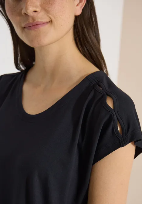 T-shirt à épaules tombantes avec découpe Black T-shirt noir pour femme, manches courtes et découpe originale à l’épaule.