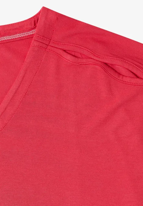 T-shirt à épaules tombantes avec découpe coral T-shirt rouge à col en V, coutures apparentes au niveau de l'encolure.
