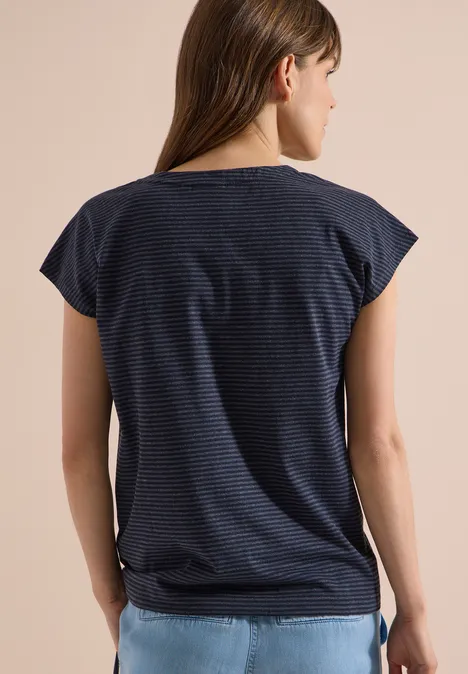 Rückenansicht einer Frau in kurzärmligem, dunkelblauem, gestreiftem T-Shirt.