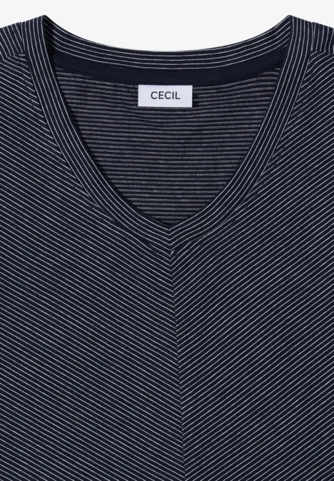 Top mit V-Neck und Streifen universal blue Dunkelblaues T-Shirt mit feinen weißen Streifen und V-Ausschnitt, Marke CECIL.