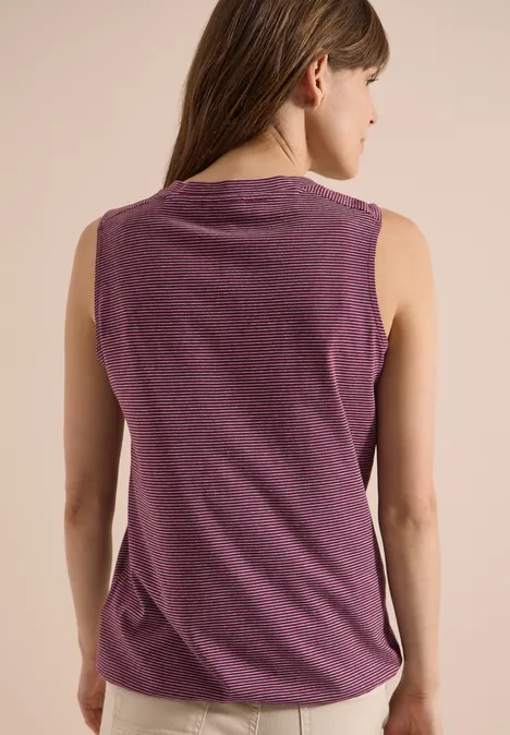 Top mit V-Neck und Streifen sweet grape red Rückansicht einer Person in purpurnem ärmellosem Oberteil vor neutralem Hintergrund.