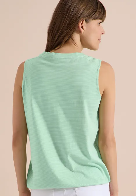 Top mit V-Neck und Streifen juicy lime Frau von hinten in ärmellosem, mintgrünem Top vor hellem Hintergrund.