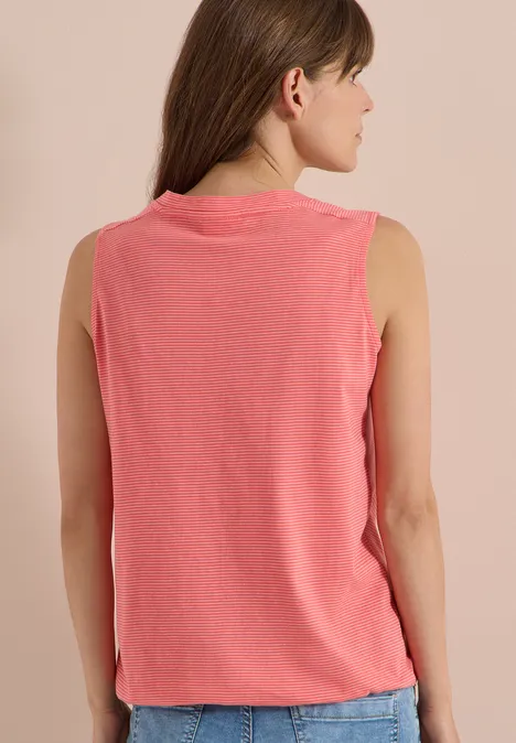 Top mit V-Neck und Streifen coral Rückenansicht einer Frau in ärmellosem, korallfarbenem Shirt.