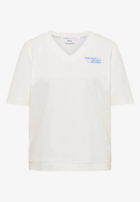Weißes kastiges T-Shirt mit V-Ausschnitt und kleinem hellblauen Print auf der Brust.