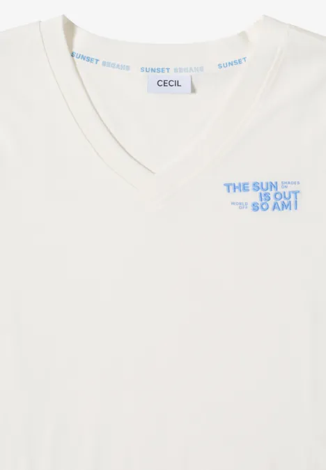 Weißes V-Ausschnitt-Shirt mit blauem Schriftzug 'THE SUN IS OUT SO AM I' und 'CECIL'-Label.