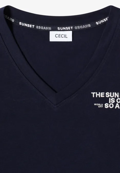 Dunkelblaues V-Ausschnitt-Shirt mit weißem Schriftzug 'THE SUN IS…' und Markenlabel "Cecil".