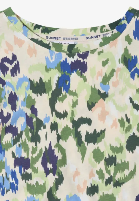T-Shirt mit Boat Neck und Print cashmere beige Ärmelloses Top mit abstraktem Camouflage-Muster in Blau, Grün und Beige auf weißem Hintergrund.