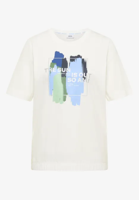 Weißes T-Shirt mit Pinselstrichen in Blau und Grün sowie Schriftzug 'THE SUN IS OUT SO AM I'.