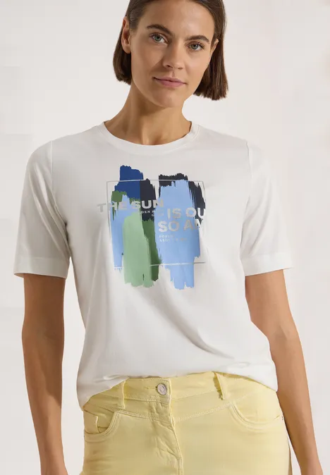 Weiße Damen-T-Shirt mit abstraktem Pinselstrich-Print in Grün- und Blautönen.