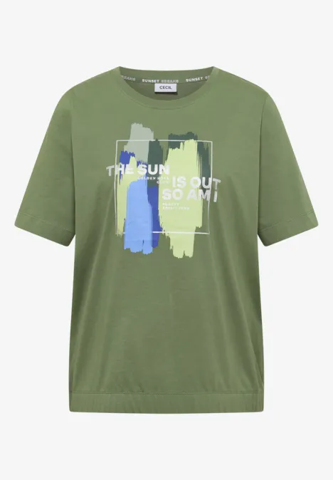T-Shirt mit Rundhals und Frontprint deep matcha green Grünes T-Shirt mit kurzen Ärmeln, abstrakten Pinselstrichen in Blau, Weiß und Grün und Text 'THE SUN IS OUT GO AW!'