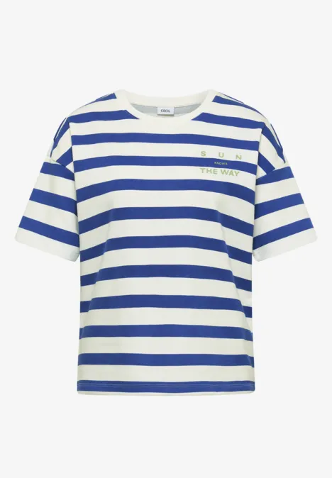 Wit T-shirt met blauwe strepen, losse pasvorm, ronde hals en korte mouwen.