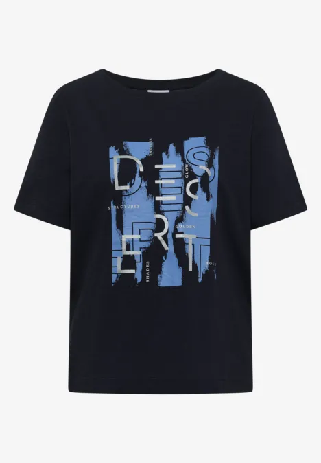 Schwarzes T-Shirt mit hellblauem, stilisiertem Schriftzug 'DESIRED'.
