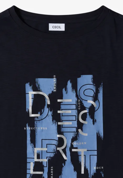 Dunkelblaues T-Shirt mit abstraktem hellblauem und weißem Pinselstrich-Print und 'Cecil'-Markenlabel.