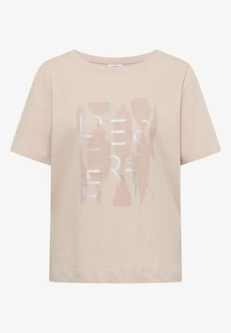 Beiges T-Shirt mit kurzen Ärmeln und hellem DESERT-Schriftzug auf der Vorderseite.