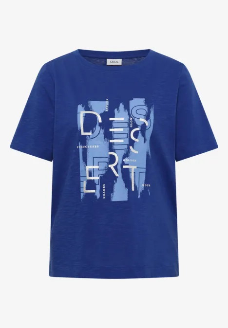Kobaltblaues T-Shirt mit weißem, verzerrtem Schriftzug in vertikaler Anordnung.
