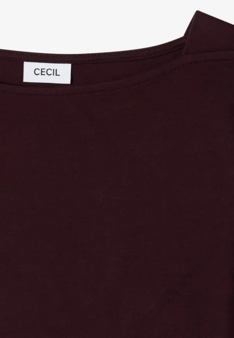 Nahaufnahme eines bordeauxroten T-Shirts mit Etikett "CECIL" am Ausschnitt.