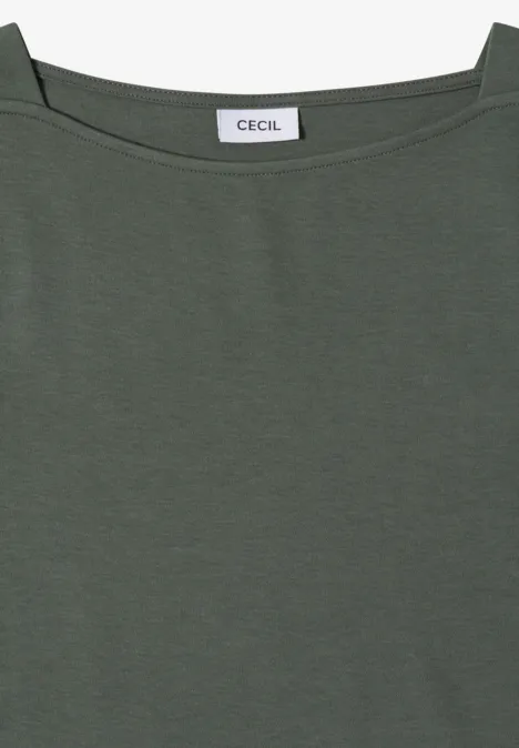 Dunkelgrünes T-Shirt mit weitem U-Boot-Ausschnitt und sichtbarem CECIL-Label.