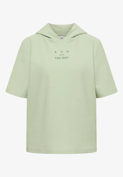 Shirt met korte mouwen, capuchon en opdruk raw matcha lime Lichtgroen kort T-shirt met capuchon en minimalistische tekst op de borst.