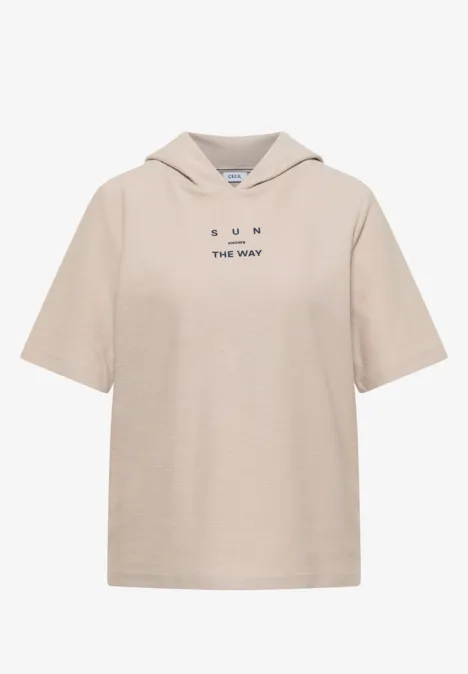 Beiger, kurzärmeliger Kapuzenpullover mit dezentem Logo auf der Brust