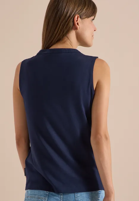 Top mit Split Neck und Strukturmix urban dark blue Frau von hinten in dunkelblauem ärmellosem Oberteil, braune Schulterlänge Haare