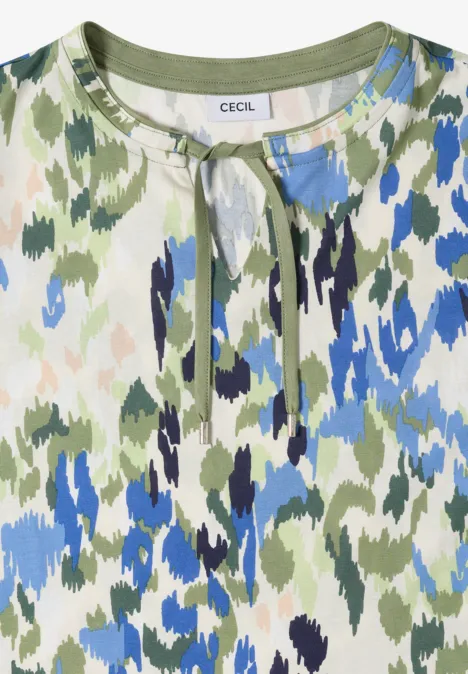 T-Shirt mit Split Neck und Print cashmere beige Damenbluse mit abstraktem Camouflage-Muster in Grün, Blau und Beige, Rundhalsausschnitt mit Kordel.