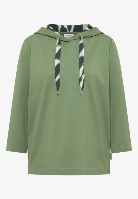 Grün geschnittener Kapuzenpullover mit kontrastfarbigen, gestreiften Kordeln.
