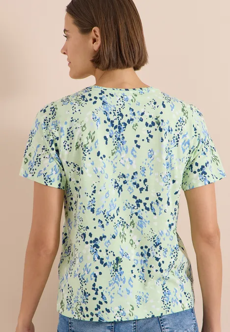 T-Shirt mit Rundhals und Print raw matcha lime Damenbluse hellgrün mit blauem Blumenmuster, kurzer Ärmel, Rückansicht.